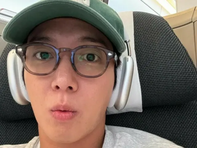 ``CNBLUE'' Jung Yong Hwa memiliki pesona yang menyenangkan dengan kacamata dan headphone... ``Sampai jumpa besok, bertarung!''