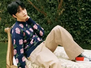 Jaejung terlihat jatuh cinta pada bayi... seorang pria musim gugur yang terlihat cantik dengan pakaian rajut bermotif bunga