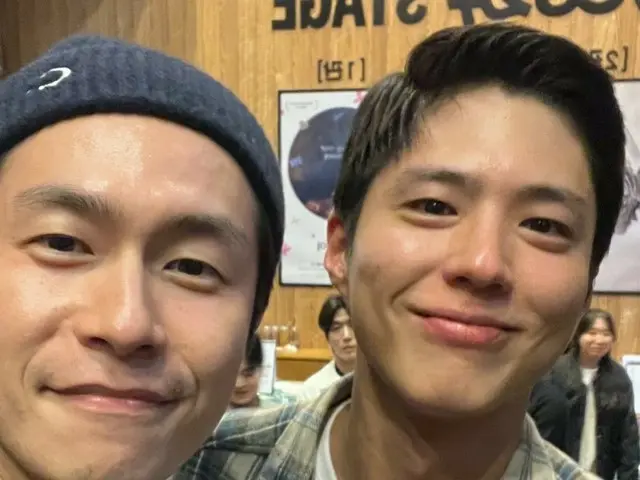 Aktor Park BoGum dan aktor Lee Jae Woowon yang datang untuk menonton musikal... “Prince of Daehakno”