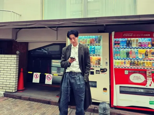 "CNBLUE" Lee Jung Shin menyatu dengan lanskap kota Jepang dalam "foto pacar"... Dia lebih tinggi dari mesin penjual otomatis