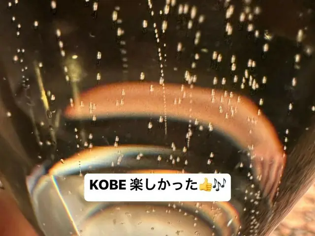 Changmin “TVXQ” bersulang dengan sampanye setelah acara fan club di Kobe… “KOBE menyenangkan”