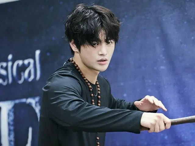 Seo In Guk mengungkapkan adegan latihan untuk musikal "The Count of Monte Cristo"...tampilan serius