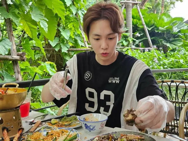 KEY "SHINee" makan banyak makanan enak di Thailand.