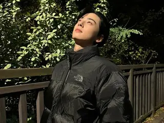 ``ASTRO'' Cha Eun Woo berpose mengenakan jaket dari merek yang berfungsi sebagai karakter gambar