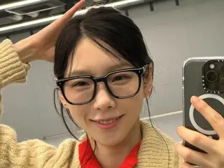 Taeyeon "SNSD (Girls' Generation)" merilis selfie imut dengan kacamata hitam yang membuatnya sulit dipercaya bahwa dia berusia 30-an
