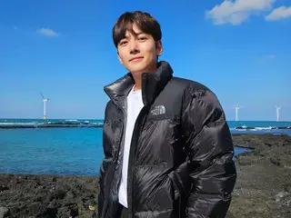 Aktor Ji Chang Wook, apakah di Samdalli, Pulau Jeju sudah dingin? …Fashion jaket dengan latar belakang laut Pulau Jeju yang indah