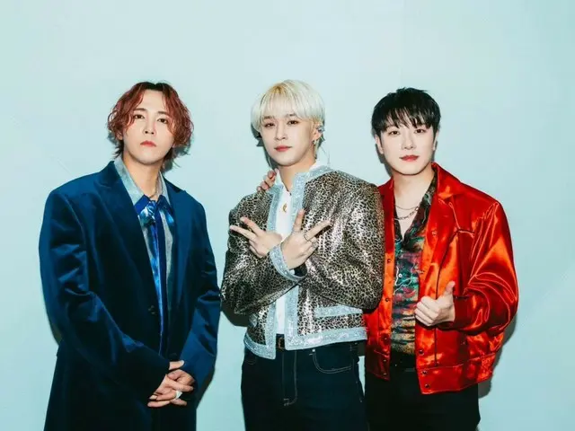 Hongki FTISLAND menyapa penggemar setelah pertunjukan di Tokyo... ``Terima kasih banyak, saya menantikan untuk melihat kalian di FTISLAND.''