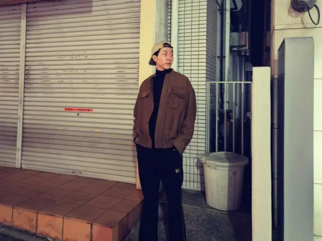 “CNBLUE” Lee Jung Shin, seorang model visual yang menyatu dengan kota Kobe… KANG MINHEE: “Halo. Saya seorang fotografer yang berspesialisasi dalam Lee Jung Shin.”