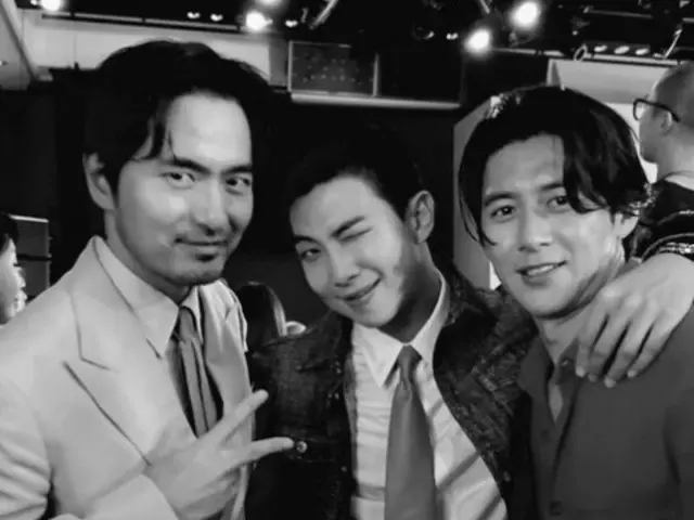 RM "BTS" mengungkapkan status terkini dengan aktor Lee Jin Wook dan Ko Soo... 3 foto berharga "bahu bersilang dan mengedipkan mata"