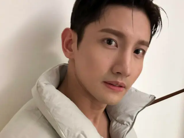 Changmin "TVXQ" memamerkan keseksiannya dengan rompi bulu di kulit telanjangnya...pose karismatik bersama Yunho & RIIZE