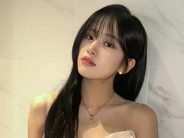 "IVE" Ahn Yujin tampil seksi dan anggun dalam balutan gaun off-shoulder berwarna gading