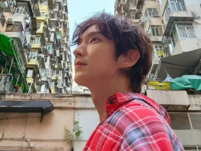 Aktor Lee Jun Ki, visual mempesona dengan latar belakang kota Hong Kong