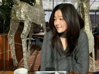 Aktris Park SoDam, kehidupan sehari-hari yang alami di kafe... suasana yang menyenangkan dengan rajutan abu-abu