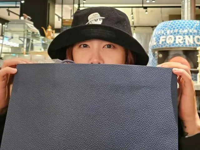 "FTISLAND" Lee Hong-ki bertukar hadiah dengan ibunya... Jung Shin (CNBLUE) juga merasa hangat