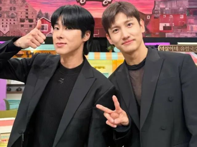 PR "TVXQ" dengan pose imut dalam busana serba hitam! Yunho: “Dalam wawancara hari ini, Changmin yang realistis dan analitis serta diriku yang naluriah akan bekerja sama dengan baik.
 dandang"