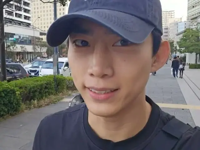 Taecyeon "2PM" pergi ke Yokohama untuk mendukung acara solo Jun.K...Mengungkap perjalanan sederhana ke Jepang di mana ia menggunakan transportasi umum dan menginap di hotel kapsul (termasuk video)