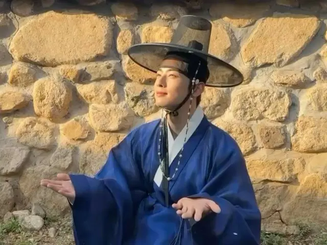 "ASTRO" Cha Eun-woo terpesona dengan Hanbok-nya, yang tampak hebat dengan bunga sakura awal (termasuk video)