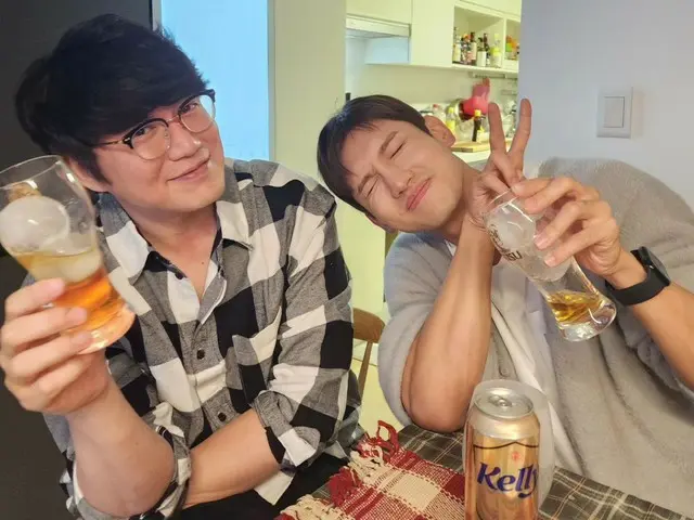 Penyanyi Sung Si Kyung menikmati minuman enak bersama "TVXQ" Changmin