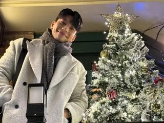 Aktor Wi HaJun tersenyum manis di samping pohon Natal