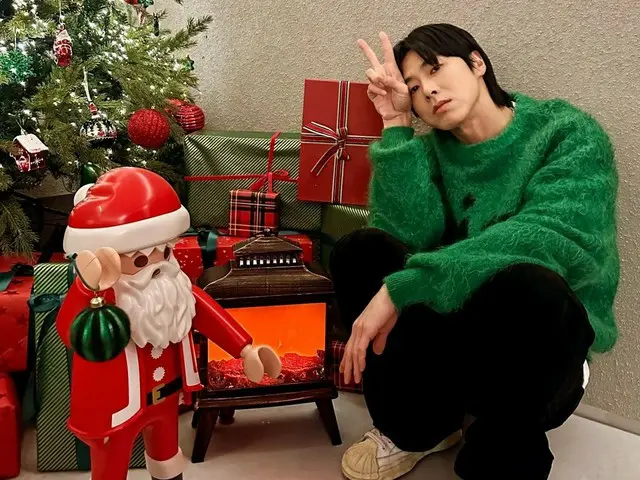 Pakaian Yunho "TVXQ" hari ini adalah sweter hijau... Ucapan selamat Natal yang lucu untuk para penggemar