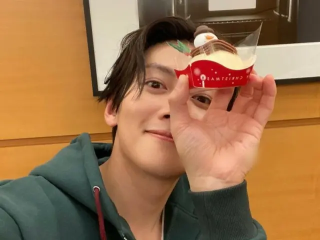 Ji Chang Wook memegang kue lucu dan mengucapkan "Selamat Natal"...Itu membuat dia tersenyum