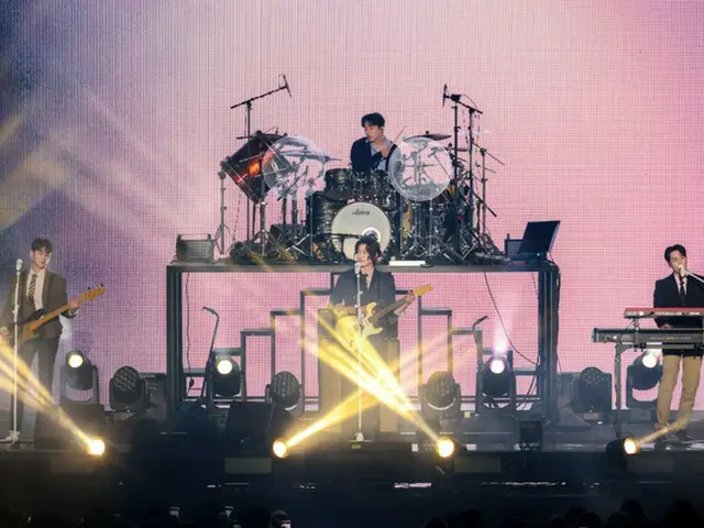 "DAY6" mengadakan konser solo pertama mereka dalam waktu sekitar 4 tahun setelah semua anggota menyelesaikan wajib militer mereka...Itu berakhir dengan sukses besar