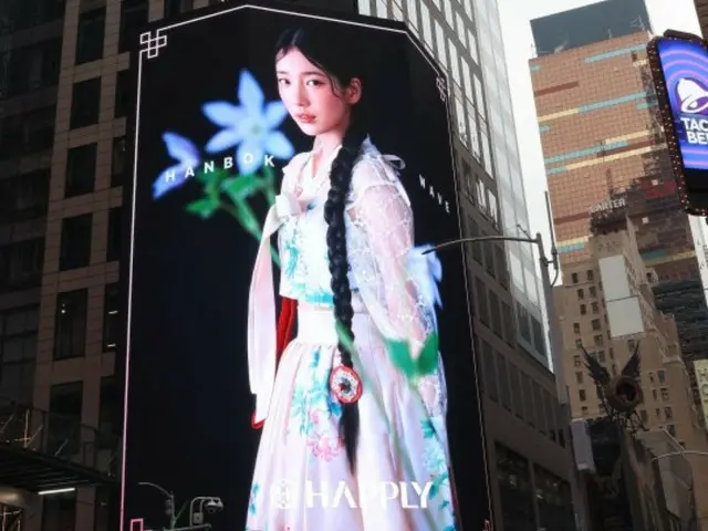 Suzy difoto mengenakan hanbok di Times Square, New York... Mempromosikan nilai hanbok