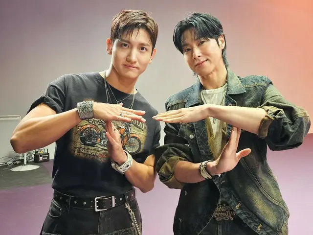 Pose khas “Kami adalah TVXQ!” di “TVXQ” dan “1theKILLPO”