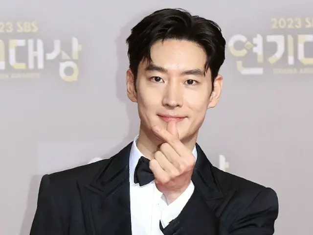 [Foto] Aktor Lee Je Hoon muncul di acara karpet merah "SBS Drama Awards 2023"...Sopir "model taksi" yang andal