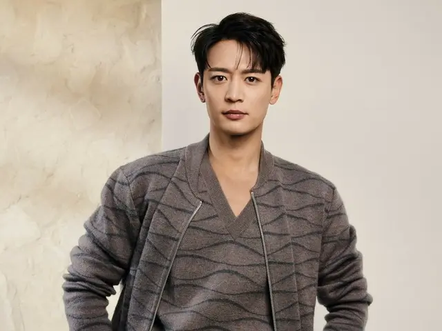 Minho "SHINee" merilis gravure koleksi pria "23 FW" Emporio Armani...Memancarkan pesona yang keren