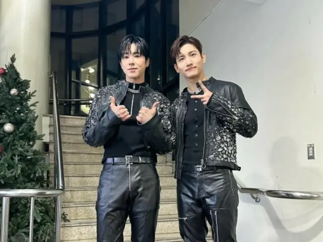 “TVXQ” terpikat oleh gayanya yang bagus… Penampilan di “Music Bank”