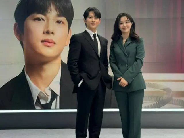 Im Siwan (ZE:A) muncul di "Newsroom" pada tanggal 7...Dua pengambilan gambar dengan penyiar Kang Ji-young dirilis