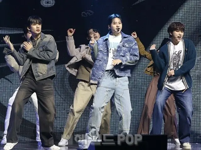 [Foto] "B1A4" menampilkan panggung lagu baru di showcase memperingati perilisan mini album ke-8 "CONNECT"