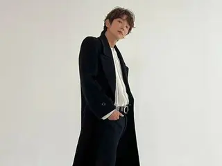 Lee Jun Ki memancarkan karisma dalam balutan jas hitam panjang... Berpakaian seperti seorang pangeran
