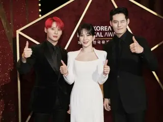 Kim Jun Su (Xia) & Jung Sun-ah & Seo Kyung-soo menghadiri "Penghargaan Musik Korea"... "Keluarga PALMTREE ISLAND bertemu di upacara penghargaan"