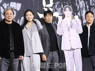 [Foto] Aktor Choi Min Sik, Kim Go Eun, Yoo Hae Jin, dan aktor utama film "Breaking Tomb" lainnya menghadiri presentasi produksi...Lee Do Hyun bergabung dengan mereka di panel seukuran aslinya!
