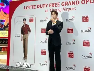 Lee Junho 2PM tampil di acara pembukaan Lotte Duty Free Store di Bandara Changi, Singapura
