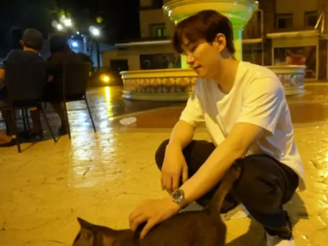 Lee Junho "2PM" bermain dengan kucing dan menyembuhkan dirinya sendiri selama jadwal sibuknya (dengan video)