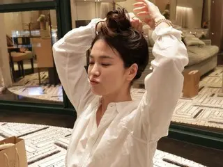 Aktor Song Hye Kyo, berpenampilan natural dalam balutan kemeja putih dan denim... visual dewi yang imut