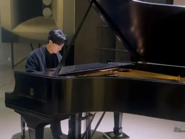 Lee Jung Shin CNBLUE mengungkapkan cara dia memainkan grand piano, penggemar bertanya, "Tolong beri aku suaranya juga" (termasuk video)