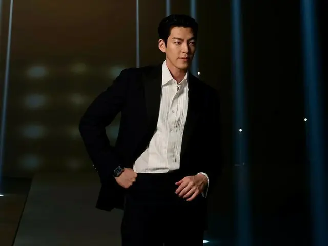 Aktor Kim WooBin adalah panutan dalam setelan jas