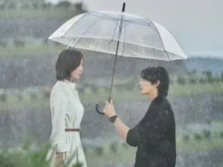 Poster pertama drama baru "Wonderful World" dirilis... Cha Eun Woo memegang payung untuk Kim Nam Ju