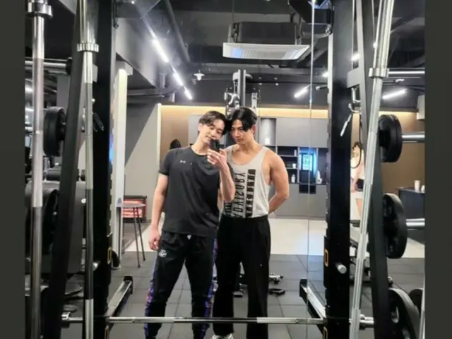 Chansung "2PM" bertemu Tacyeon (2PM) di sasana latihan... "Kami bertemu satu sama lain, saudara."