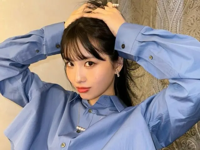 Momo "TWICE" memamerkan sosok sempurnanya dalam balutan crop top... "Sigh of kekaguman" dengan pinggang dan perutnya yang ramping