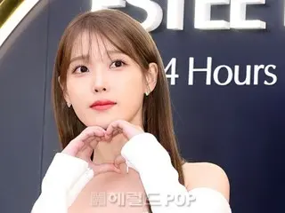 [Foto] IU berpartisipasi dalam acara pembukaan toko pop-up untuk merek kosmetik... Dia terlihat segar dalam balutan mini dress putih