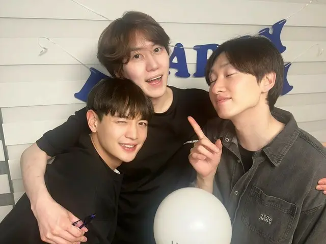 Kyuhyun “SUPER JUNIOR” mengucapkan “terima kasih” setelah menerima ucapan selamat dari Eunhyuk dan Minho “SHINee” di hari ulang tahunnya… “TVXQ” Changmin juga mengomentari ucapan selamat tersebut