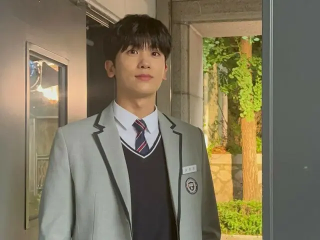 Park Hyung Sik terlihat polos dalam balutan seragamnya, membuatnya sulit dipercaya bahwa ia berusia 30-an... "Menonton Real Thailand lagi hari ini!"