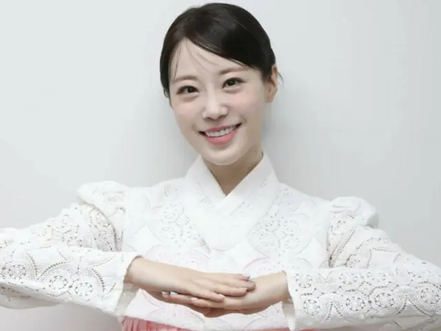 Heo YOUNG JI (KARA) yang mengenakan Hanbok menyampaikan ucapan selamat Tahun Baru, "Semoga semua keinginanmu terkabul di Tahun Baru."