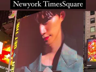 ``2PM'' Junho mengotentikasi iklan papan reklame elektronik di Times Square New York yang disiapkan oleh penggemar