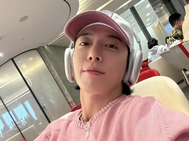 Jung Yong Hwa "CNBLUE" menyapa Seolnal (Tahun Baru Imlek) dari ruang tunggu bandara...Tampak bagus dengan sweter merah muda